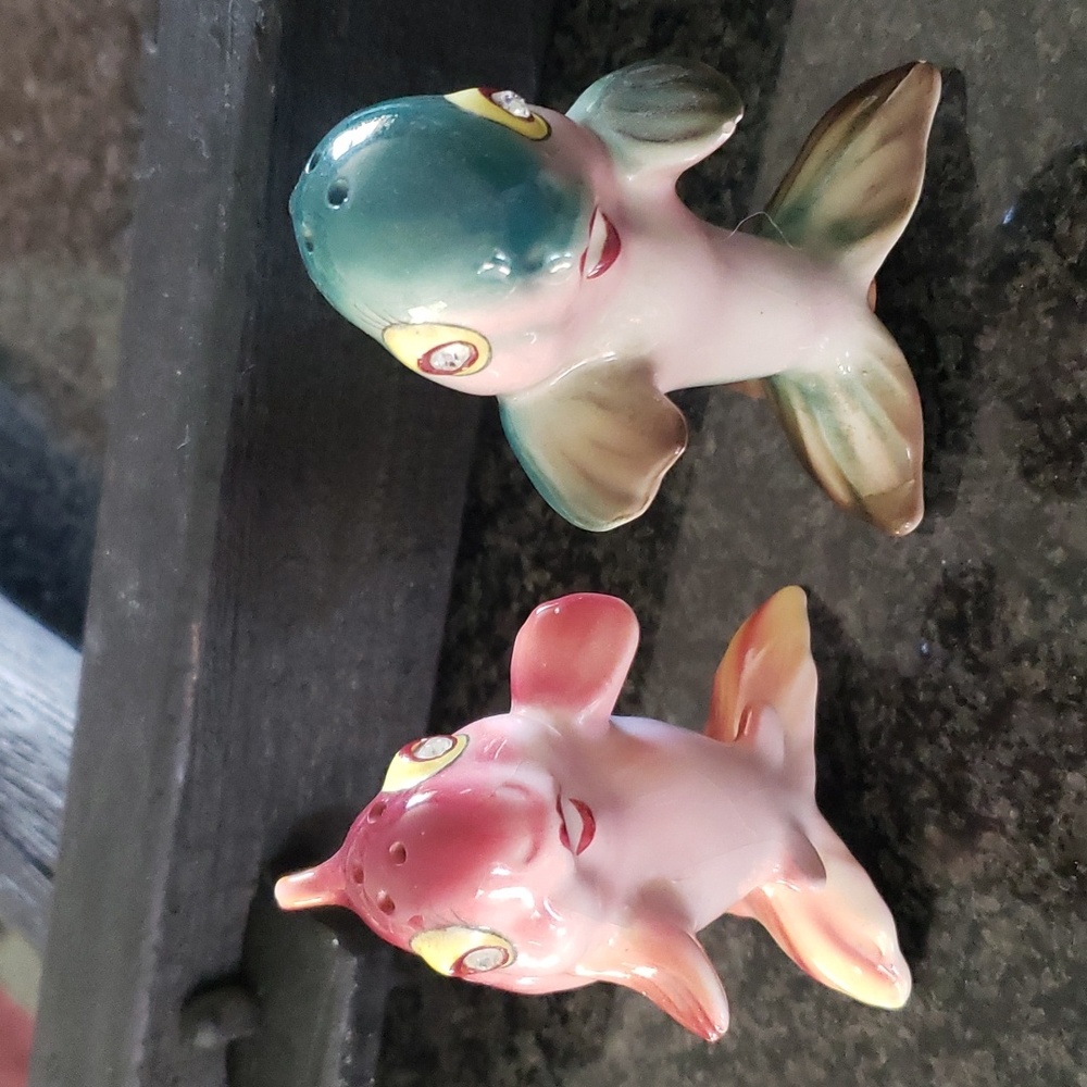 1950s fish. Olfactory salt and pepper shakers